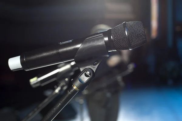 Zbliżenie mikrofon na scenie — Zdjęcie stockowe