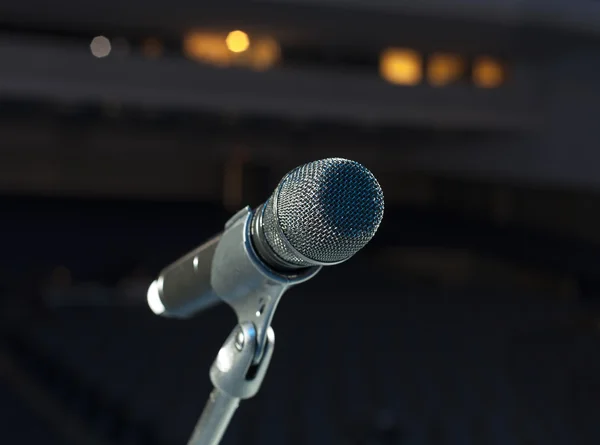 Mikrofon närbild på scenen — Stockfoto