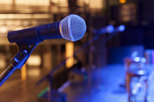 Microfone close-up no palco — Fotografia de Stock
