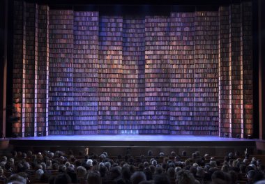 bir konser salonunda boş Çiçeklik.