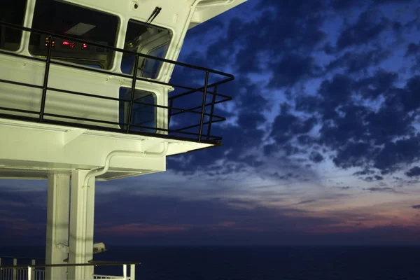 Teil der großen Fähre, rettendes Boot auf der Fähre — Stockfoto