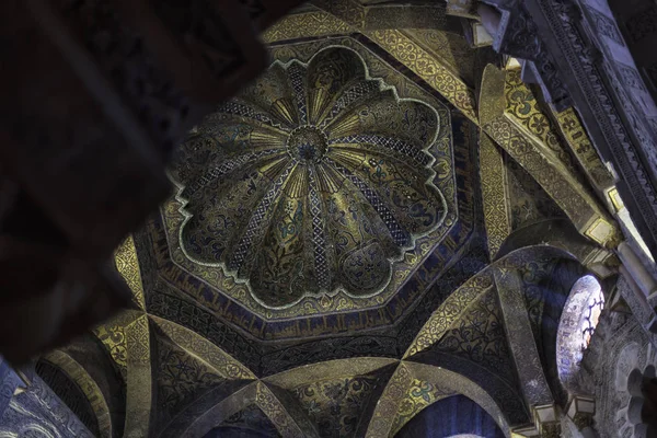 Die große moschee oder mezquita berühmten innenraum in cordoba, spanien — Stockfoto