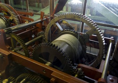 Büyük paslı eski kilise saat mekanizması