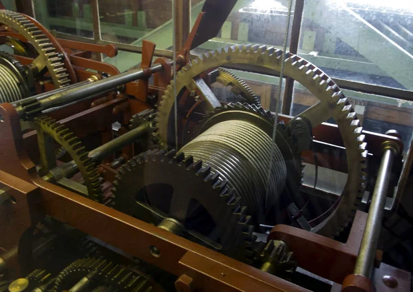 Büyük paslı eski kilise saat mekanizması