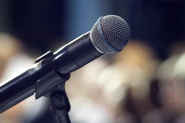 Mikrofon in Nahaufnahme auf der Bühne — Stockfoto