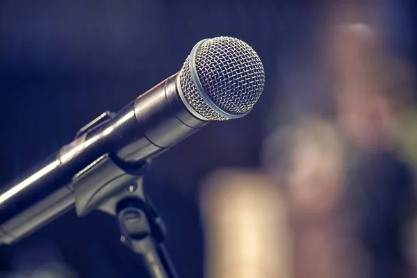 Detail mikrofonu na pódiu — Stock fotografie