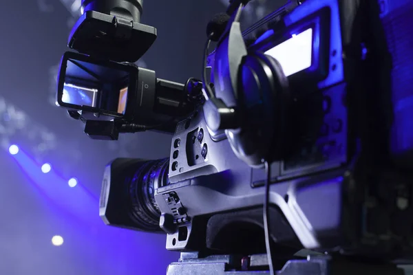 Tv camera in a concert hal. Professional digital video camera. — Stock Photo, Image