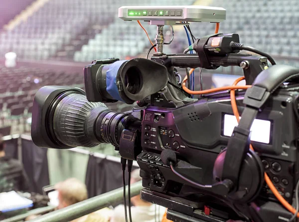 TV kamera egy koncert hal. Professzionális digitális videokamera. — Stock Fotó