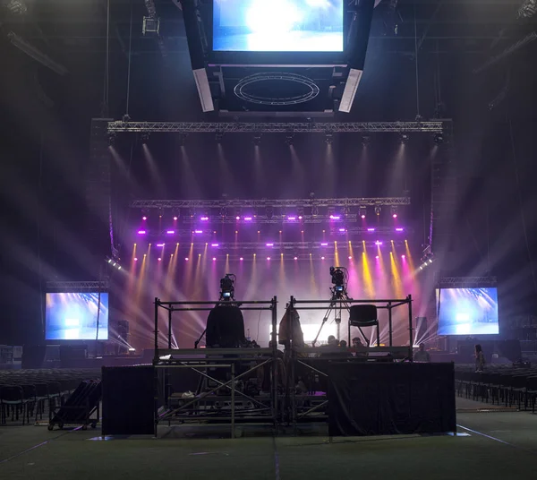 Caméra de télévision dans un concert hal. Caméra vidéo numérique professionnelle . — Photo