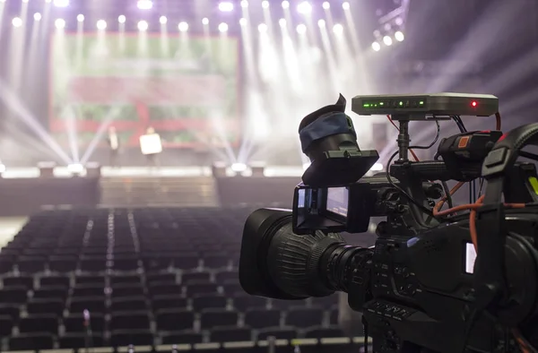 コンサート hal に tv カメラ。プロ用のデジタル ビデオ カメラ. — ストック写真