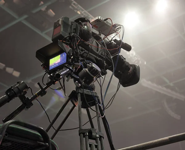 Κάμερα τηλεόρασης σε ένα hal συναυλία. Επαγγελματική ψηφιακή βιντεοκάμερα. — Φωτογραφία Αρχείου