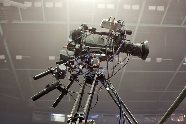 Kamery TV w hal koncert. Profesjonalny aparat cyfrowy wideo. — Zdjęcie stockowe