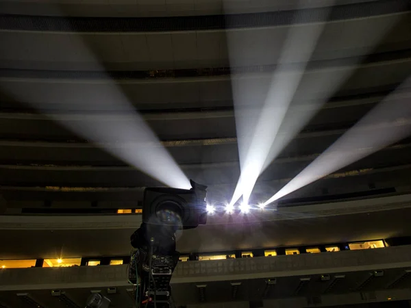 Câmera de TV em um concerto hal. Câmera de vídeo digital profissional . — Fotografia de Stock