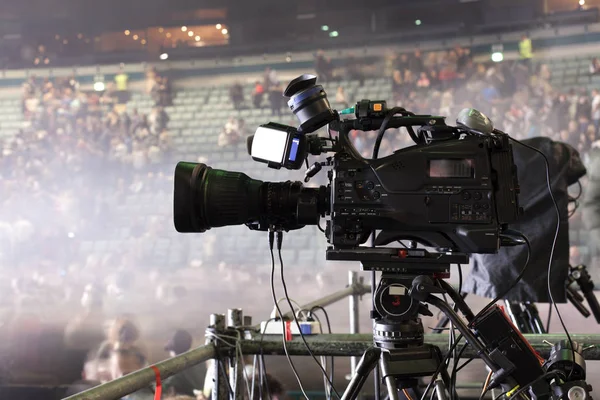 Cámara de televisión en un concierto hal. Cámara de vídeo digital profesional . — Foto de Stock