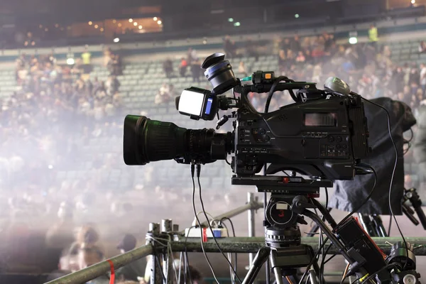 Câmera de TV em um concerto hal. Câmera de vídeo digital profissional . — Fotografia de Stock