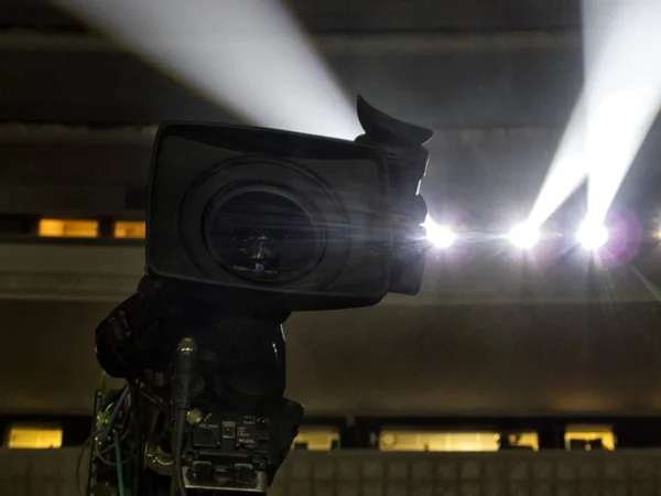 Câmera de TV em um concerto hal. Câmera de vídeo digital profissional . — Fotografia de Stock