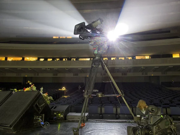 Caméra de télévision dans un concert hal. Caméra vidéo numérique professionnelle . — Photo