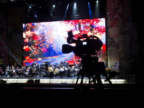 Camera de televiziune într-un concert. Cameră video digitală profesională . — Fotografie, imagine de stoc