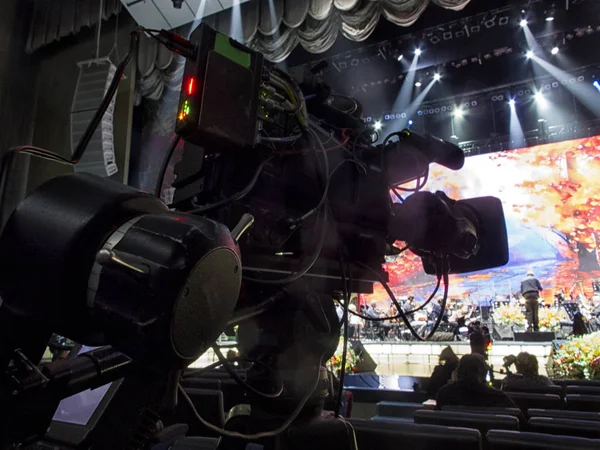 Câmera de TV em um concerto hal. Câmera de vídeo digital profissional . — Fotografia de Stock