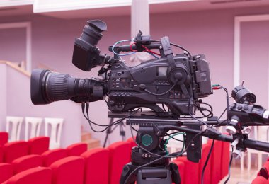 Tiyatrodan televizyon yayını. Profesyonel dijital video kamera.