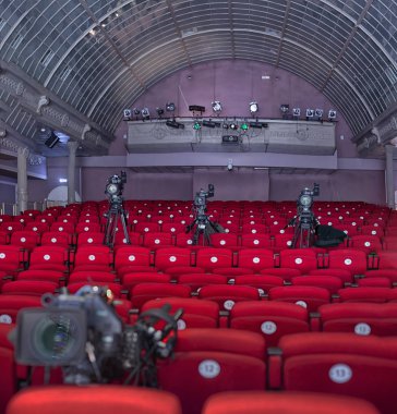 Tiyatrodan televizyon yayını. Profesyonel dijital video kamera.