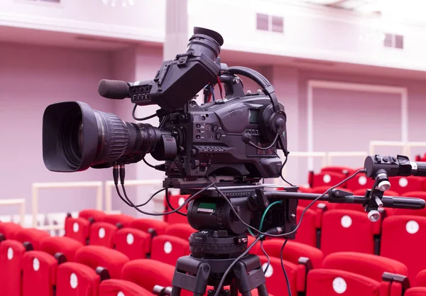 Transmissão de televisão do teatro. Câmera de vídeo digital profissional . — Fotografia de Stock