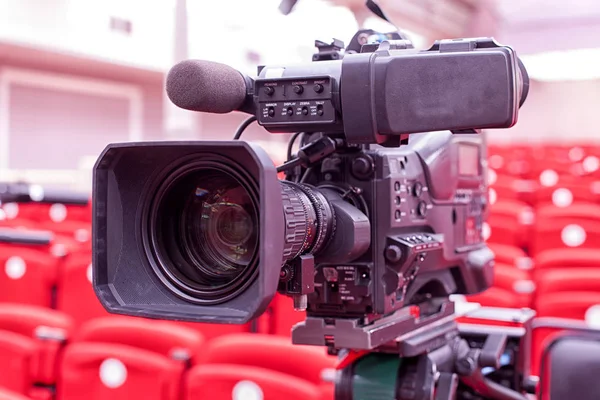 Televisione trasmessa dal teatro. Videocamera digitale professionale. — Foto Stock
