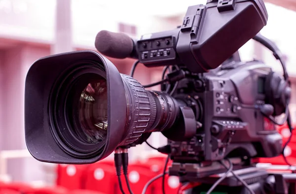 Televisión transmitida desde el teatro. Cámara de vídeo digital profesional . — Foto de Stock