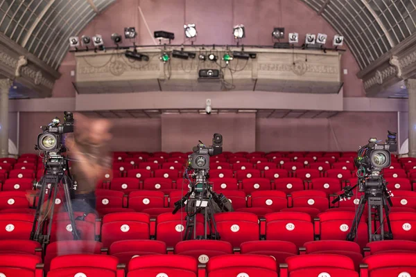 TV-sändning från teatern. Professionell digital videokamera. — Stockfoto