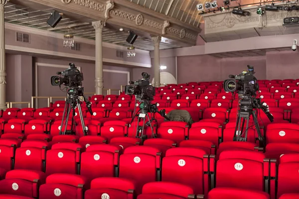 Das Fernsehen überträgt aus dem Theater. Professionelle digitale Videokamera. — Stockfoto