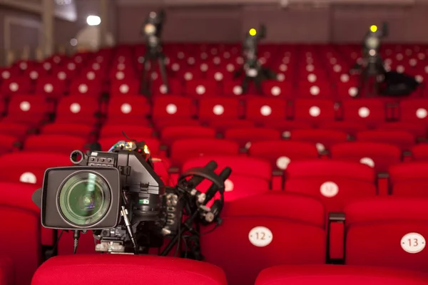 Transmissão de televisão do teatro. Câmera de vídeo digital profissional . — Fotografia de Stock