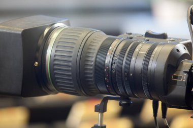 Tiyatrodan televizyon yayını. Profesyonel dijital video kamera.