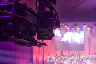 Tiyatrodan televizyon yayını. Profesyonel dijital video kamera.