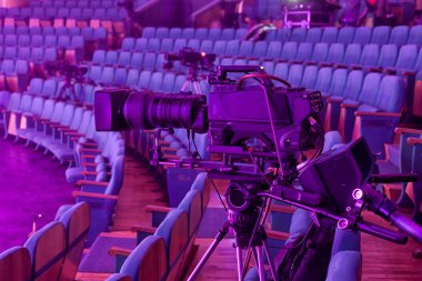 Tiyatrodan televizyon yayını. Profesyonel dijital video kamera.