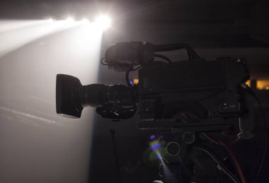 Tiyatrodan televizyon yayını. Profesyonel dijital video kamera.