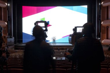 Tiyatrodan televizyon yayını. Profesyonel dijital video kamera.