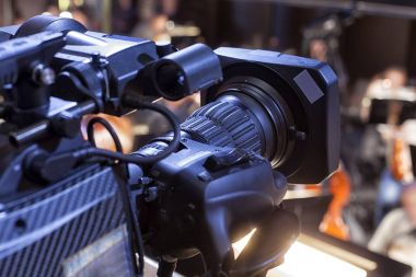 Tiyatrodan televizyon yayını. Profesyonel dijital video kamera.