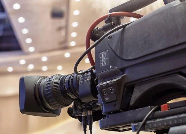 Televisión transmitida desde el teatro. Cámara de vídeo digital profesional . —  Fotos de Stock