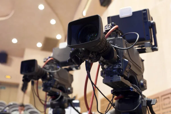 Televisie-uitzending vanuit het theater. Professionele digitale videocamera. — Stockfoto