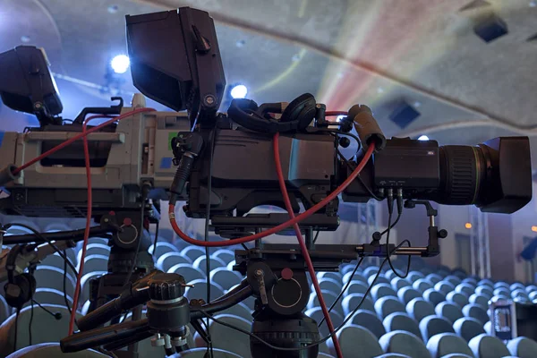 Transmissão de televisão do teatro. Câmera de vídeo digital profissional . — Fotografia de Stock