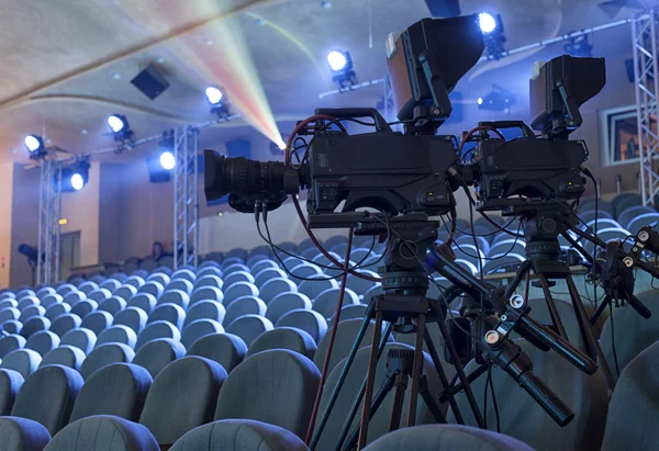텔레비전이 극장에서 방송 된다. 전문 디지털 비디오 카메라. — 스톡 사진