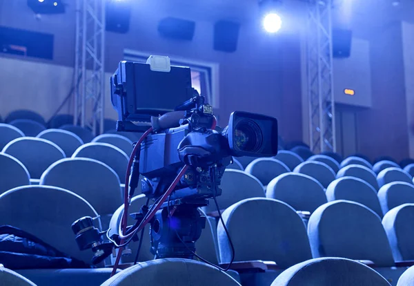 Transmissão de televisão do teatro. Câmera de vídeo digital profissional . — Fotografia de Stock