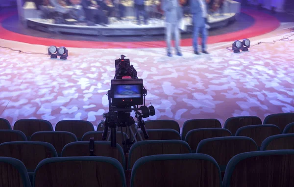 Televisione trasmessa dal teatro. Videocamera digitale professionale. — Foto Stock