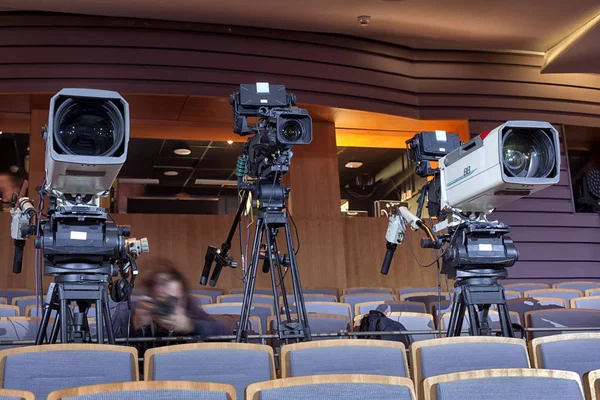 Televisie-uitzending vanuit het theater. Professionele digitale videocamera. — Stockfoto