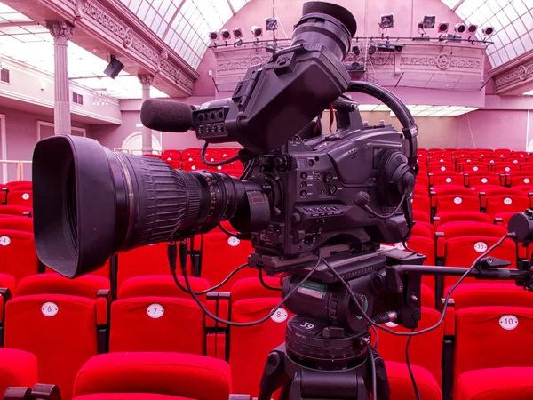 Televisie-uitzending vanuit het theater. Professionele digitale videocamera. — Stockfoto