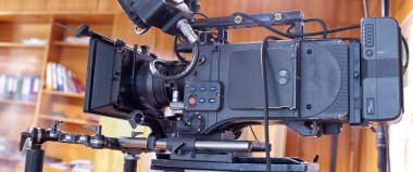 Profesyonel bir video kamera.