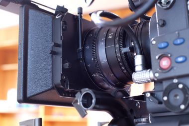 Profesyonel bir video kamera.