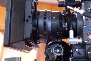 Profesyonel bir video kamera.