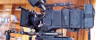 Profesyonel bir video kamera.