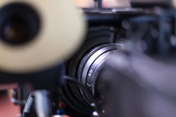 Uma câmera de vídeo profissional . — Fotografia de Stock